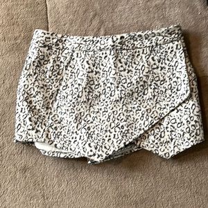 Express skort. Fully lined w pockets. Gray base w dark gray & silver detail.